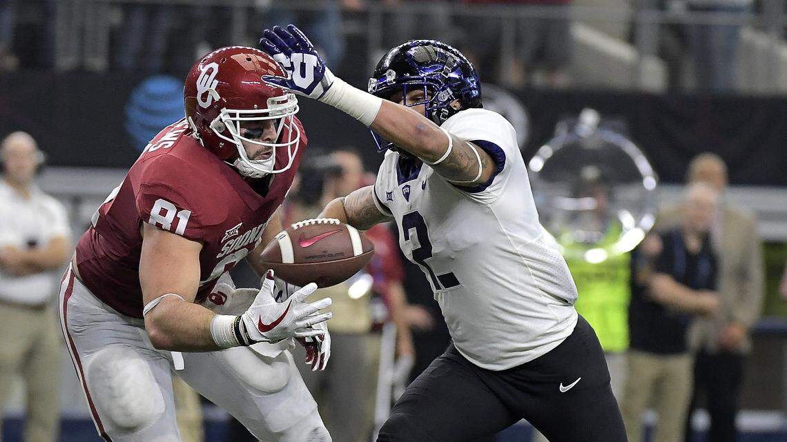 Oklahoma Sooners tight end Mark Andrews (81) can’t make the catch in the end zone with TCU Horned Frogs safety Niko Small (2) defending during the first half as Oklahoma beat TCU 41 to 17 in the Big 12 Football Championship game at AT&T Stadium in Arlington, TX, Saturday, Dec. 2, 2017.  