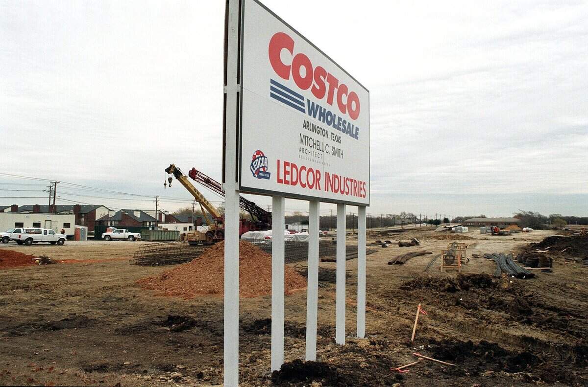 ARL UP1- for TBIZ real estate quarterly- This future site of Costco Wholesale is located at Arbrook and Matlock in Arlington. staff photographer R. Jeena Jacob (credit given to R. Jenna Jacob) 12/12/00 Construction. Sign.