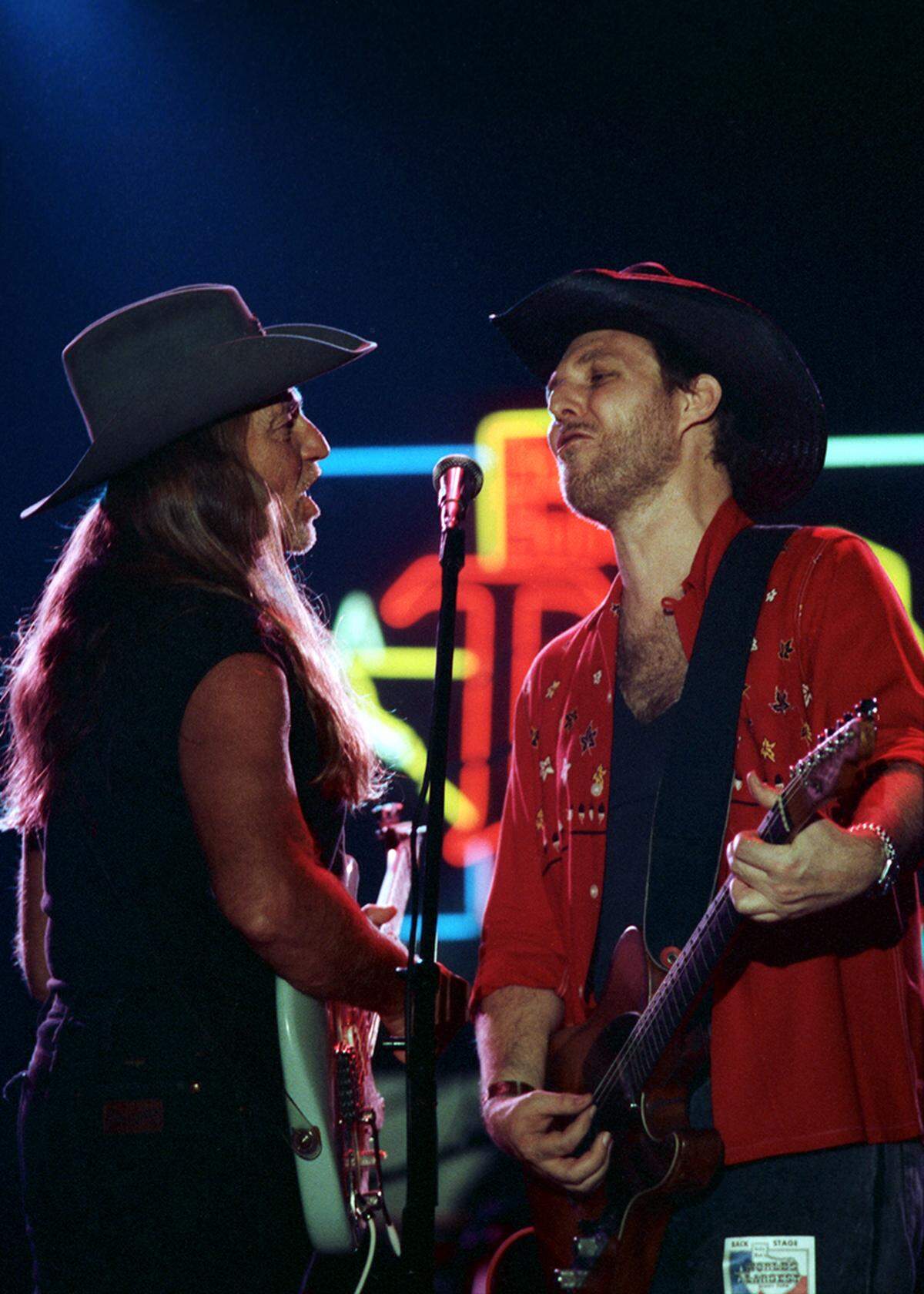 1987: Willie Nelson and Billy Vera perform at Billy Bob’s Texas during filming of the 1988 HBO movie “Baja Oklahoma,” based on the book by Dan Jenkins.