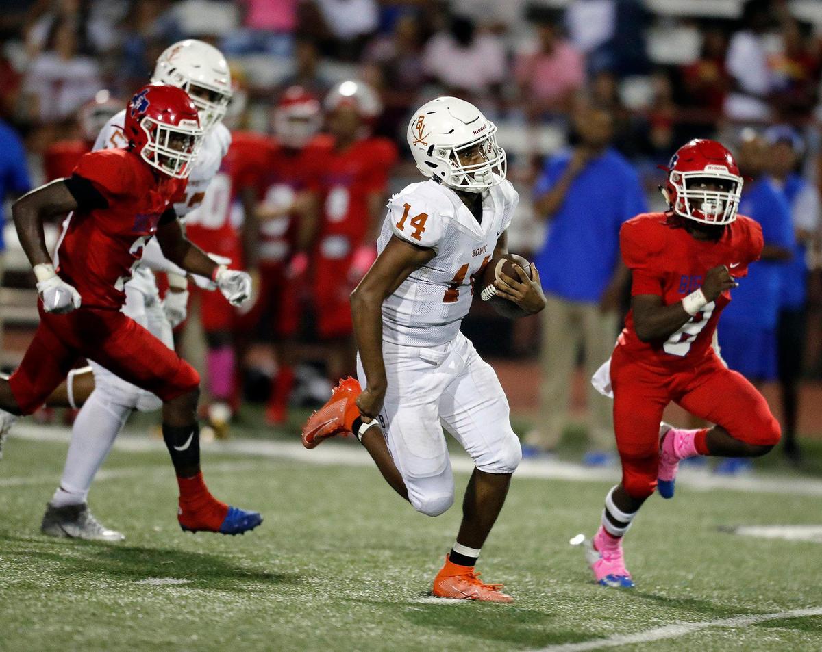 Bowie’s Drevvon Ponder splits Sam Houston’s defense for a touchdown run in the second quarter Thursday at Willmon Field.