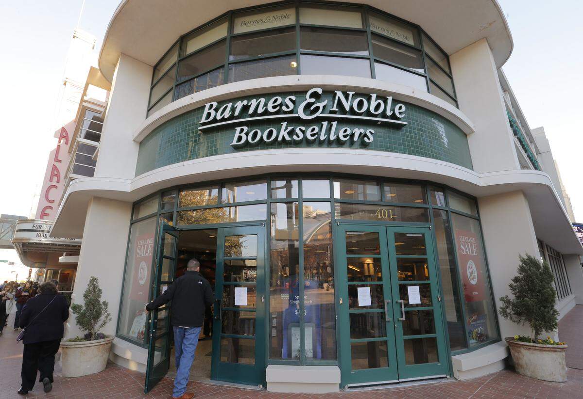 Shoppers get a last chance to browse and take advantage of discounts as Barnes & Noble Booksellers closes its downtown Fort Worth bookstore on Tuesday, Dec. 31, 2013.