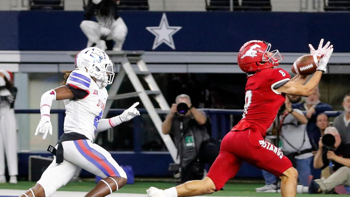 North Shore wide receiver David Amador (8) hauls in the winning touchdown in front of Duncanville defensive back Deldrick Madison (4) during a high school 6A division 1 state championship football game at AT&T Stadium in Arlington, Texas, Saturday, Dec. 18, 2021. North Shore defeated Duncanville 17-10. (Special to the Star-Telegram Bob Booth)