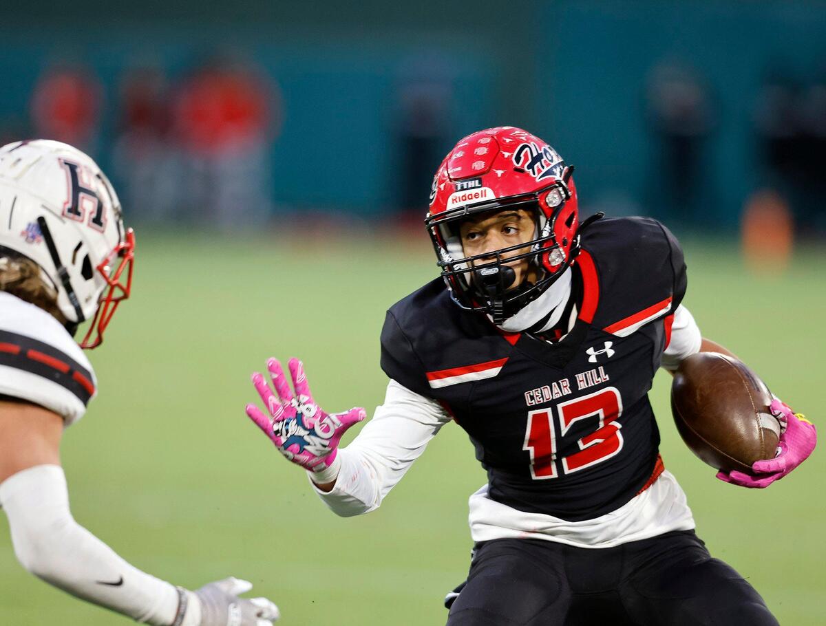Cedar Hill wide receiver Javien Clemmer (13) prepares for a hit during the 6A division 2 quarterfinals at Globe Life Park in Arlington, Texas, Saturday, Jan. 02, 2021. With the game tied 21 after regulation Cedar Hill defeated Rockwall Heath 27-24. (Special to the Star-Telegram Bob Booth)