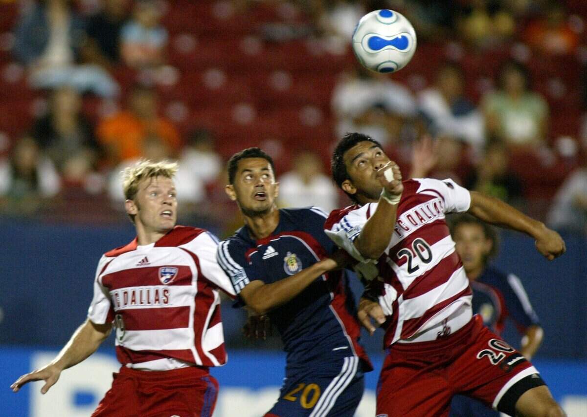 FC Dallas’ Carlos Ruiz, far right, goes up for a header against Chivas USA’s Orlando Perez, while teammate Bobby Rhine (19) looks on in the second half on Wednesday, September 13, 2006 at Pizza Hut Park in Frisco. (Fort Worth Star-Telegram/Raul Vasquez)