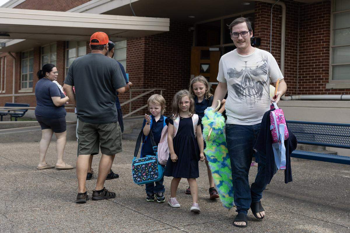 Riverside parent William Sheppard picks up his kids Kairi, 6, Corbyn, 5, and Daxter, 8, after school gets out at Riverside Applied Learning Center in Fort Worth on Tuesday, Aug. 19, 2025.