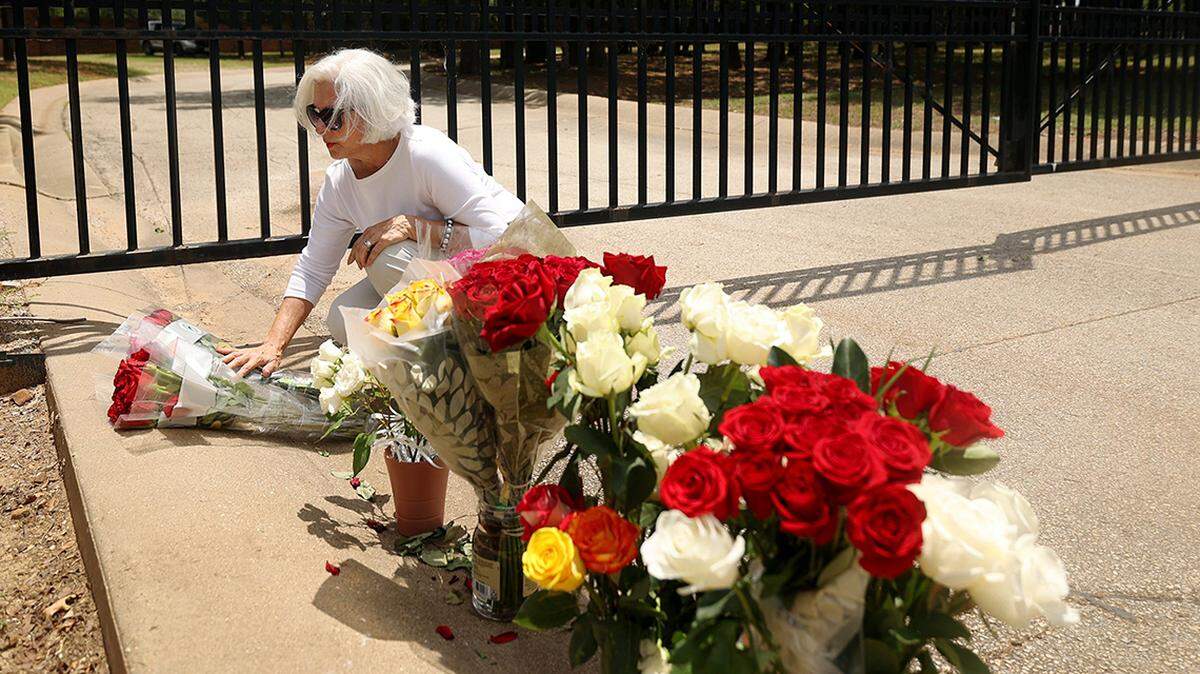 Janice Vonada of Keller placed roses at the gate to the Monastery of the Most Holy Trinity, where the Discalced Carmelite Nuns of Arlington live and pray.