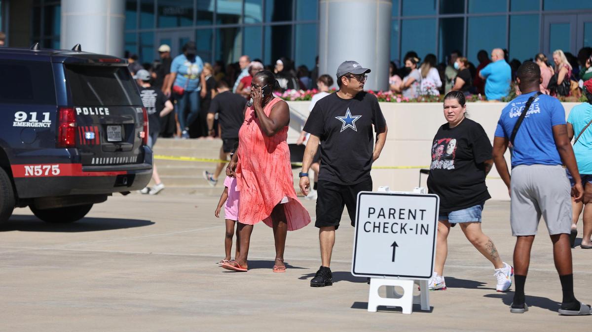 Los padres de familia recibieron instrucciones para que esperaran en un área designada en Timberview High School el miércoles.