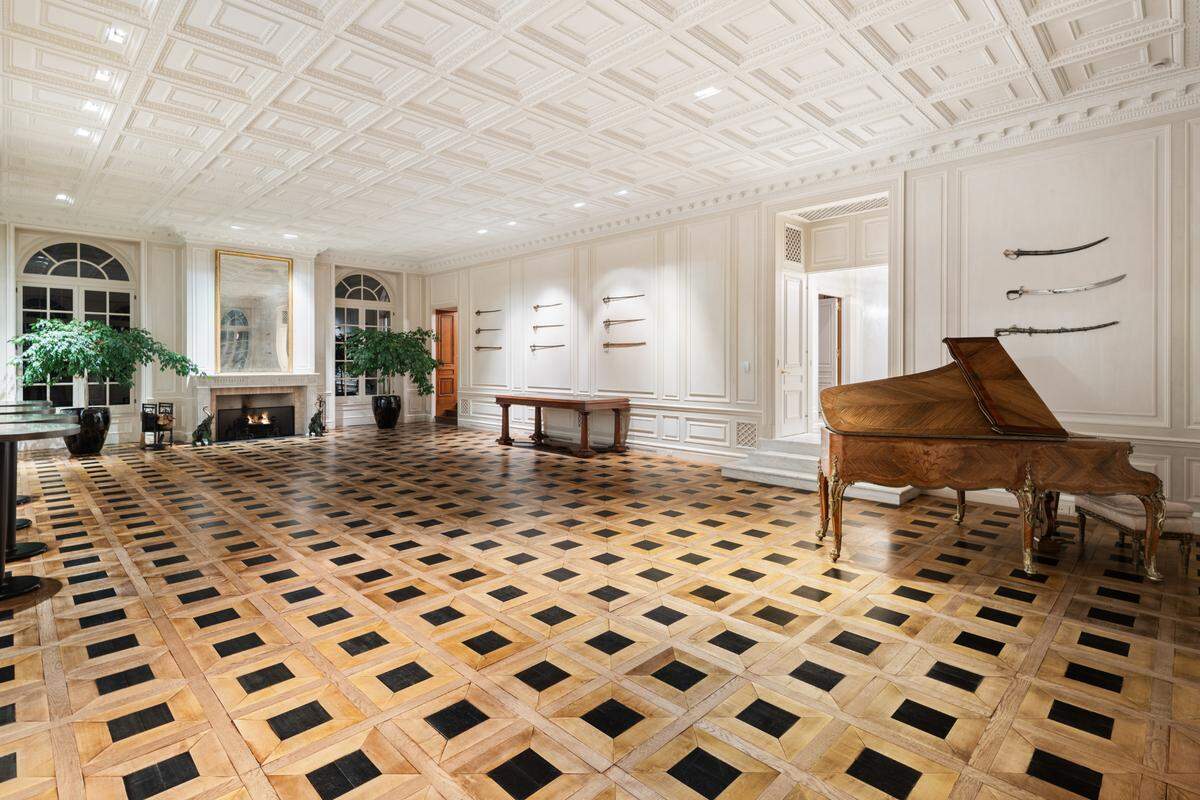 The ballroom was done by the Hick’s family and architect Peter Marino with European important wood.