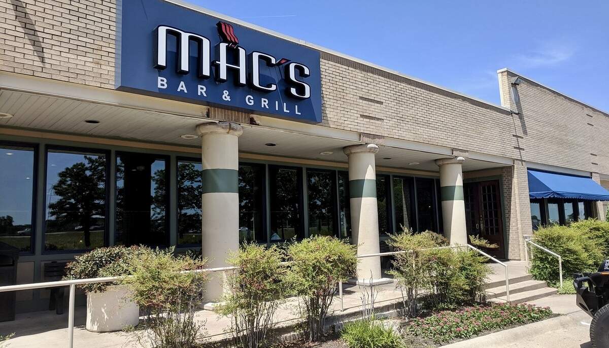 Mac’s Bar and Grill is in a shopping center in southwest Arlington.