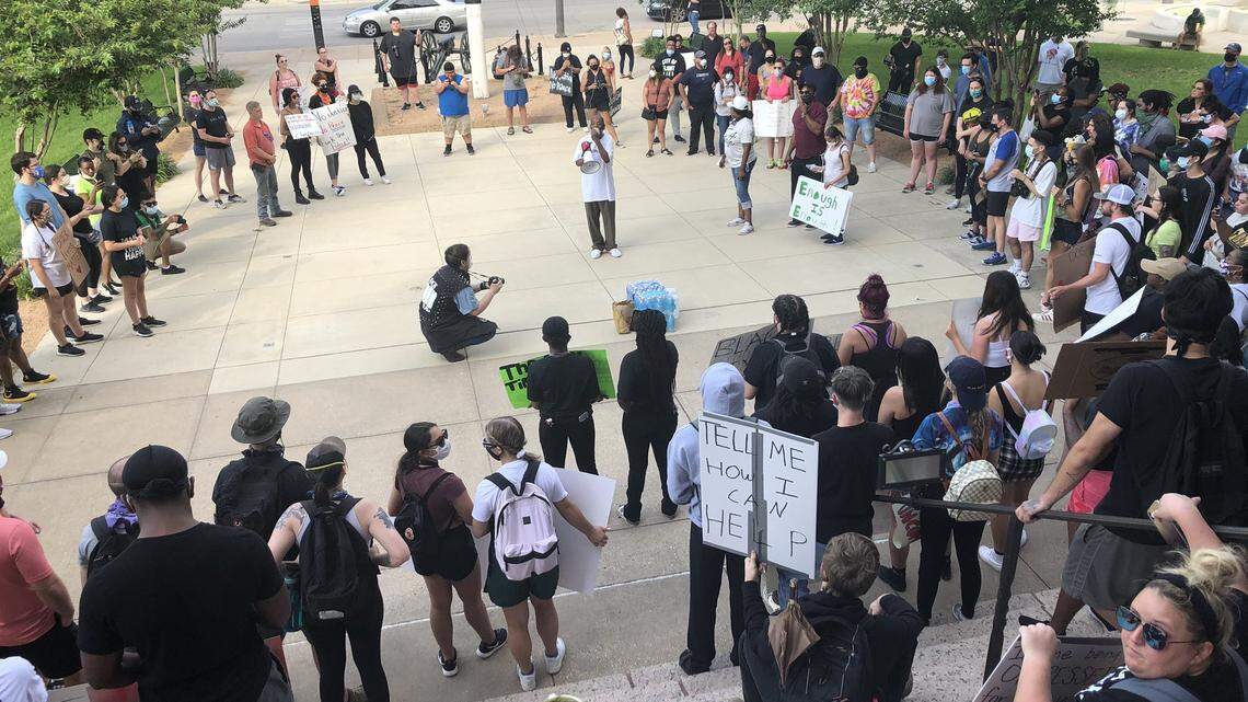 Manifestantes en el Norte de Texas exigen justicia