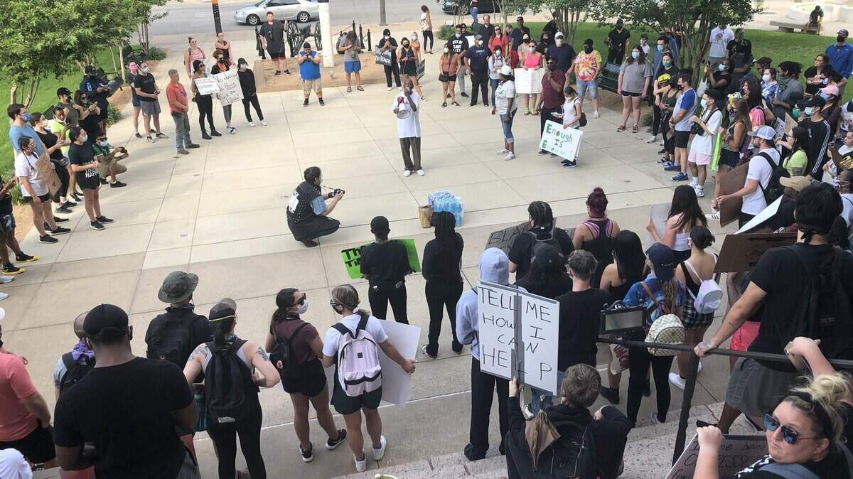 Las protestas continuaron en Fort Worth el domingo con manifestantes exigiendo el fin a la brutalidad policiaca en el país.