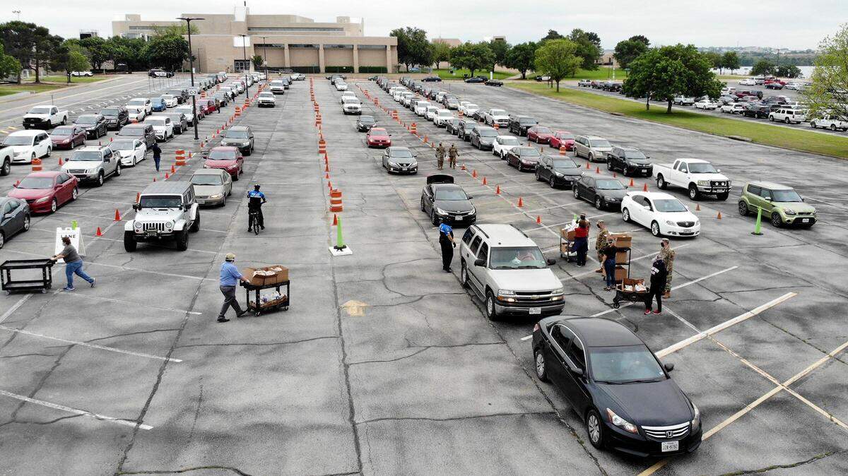 Voluntarios con el Banco de Alimentos del Área de Tarrant y miembros de la Guardia Nacional Aérea de Texas distribuyen comida en el Tarrant County College Northwest campus. Debido al impacto por el incremento del desempleo ocasionado por la pandemia del coronavirus, más familias han tenido que solicitar ayuda a organizaciones no lucrativas.