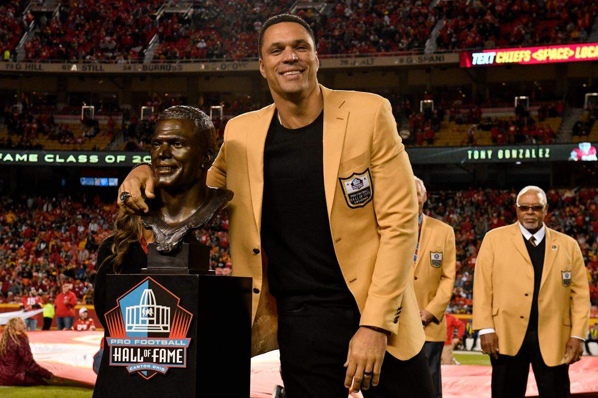 Kansas City Chiefs’ former tight Tony Gonzalez poses with his statue after he was inducted in the Chiefs’ Hall of Fame, (AP Photo/Ed Zurga)