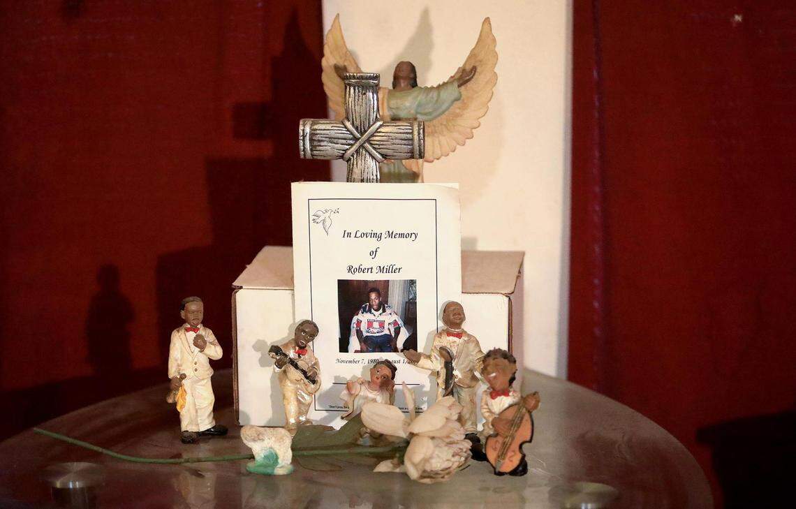 Willie Miller conserva las cenizas de su hijo Robert sobre una mesita en su sala de estar en Fort Worth. Miller murió en la Cárcel del Condado de Tarrant en 2019 tras ser detenido por órdenes de arresto por delitos menores.