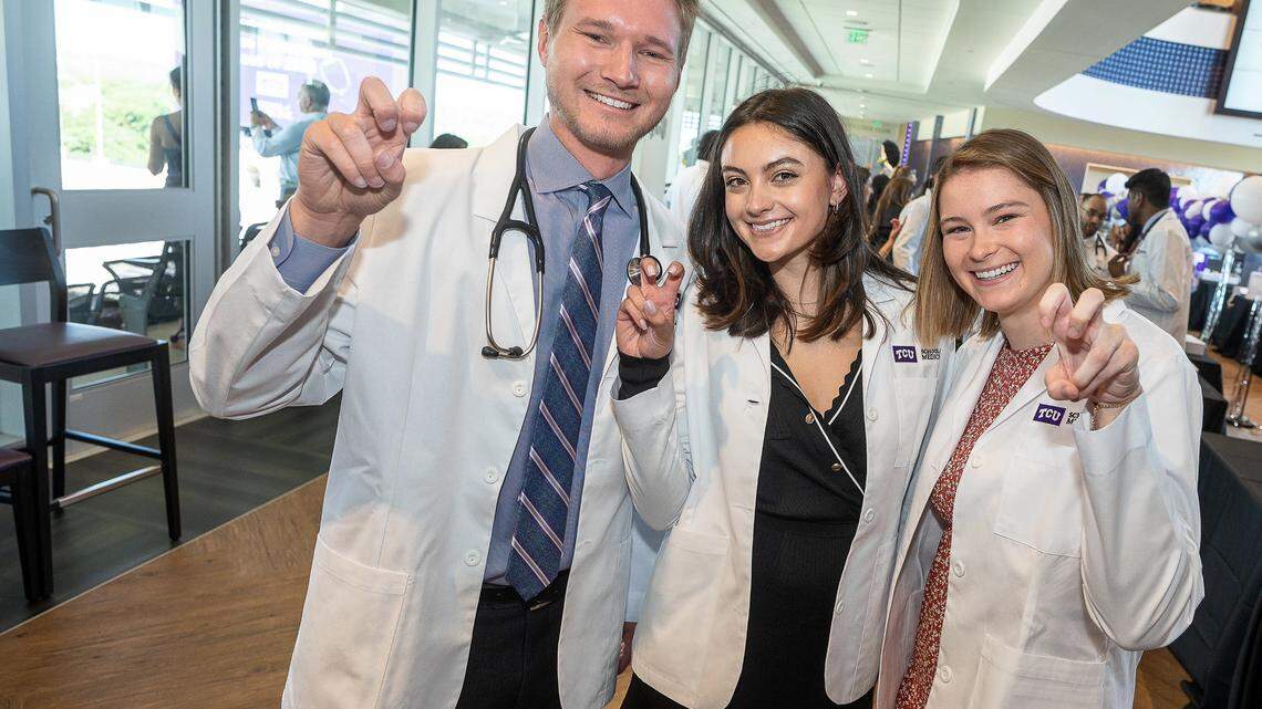 TCU medical students pose together. An anonymous donor donated $1.8 million to cover a semester of tuition for the class of 2026.