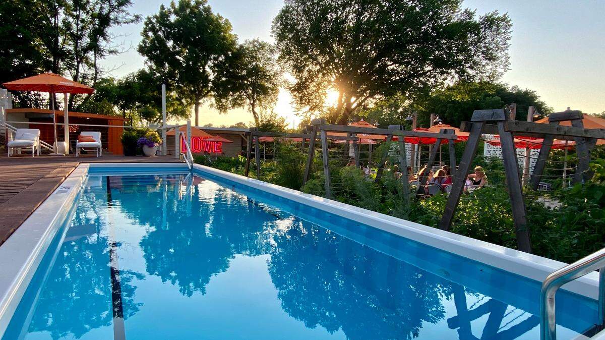 The swimming pool at Gemelle and Hotel Otto in Fort Worth.