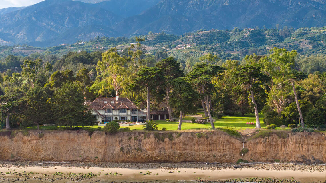 Hypnotic oceanside house for sale in California will leave you breathless. Take a look