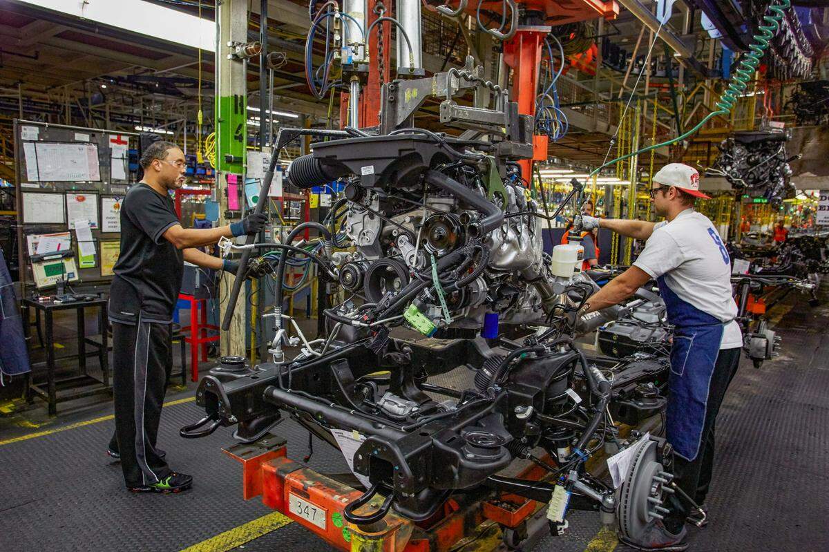Employees at GM’s Arlington Assembly install a propulsion system for the 2021 Chevrolet Tahoe.