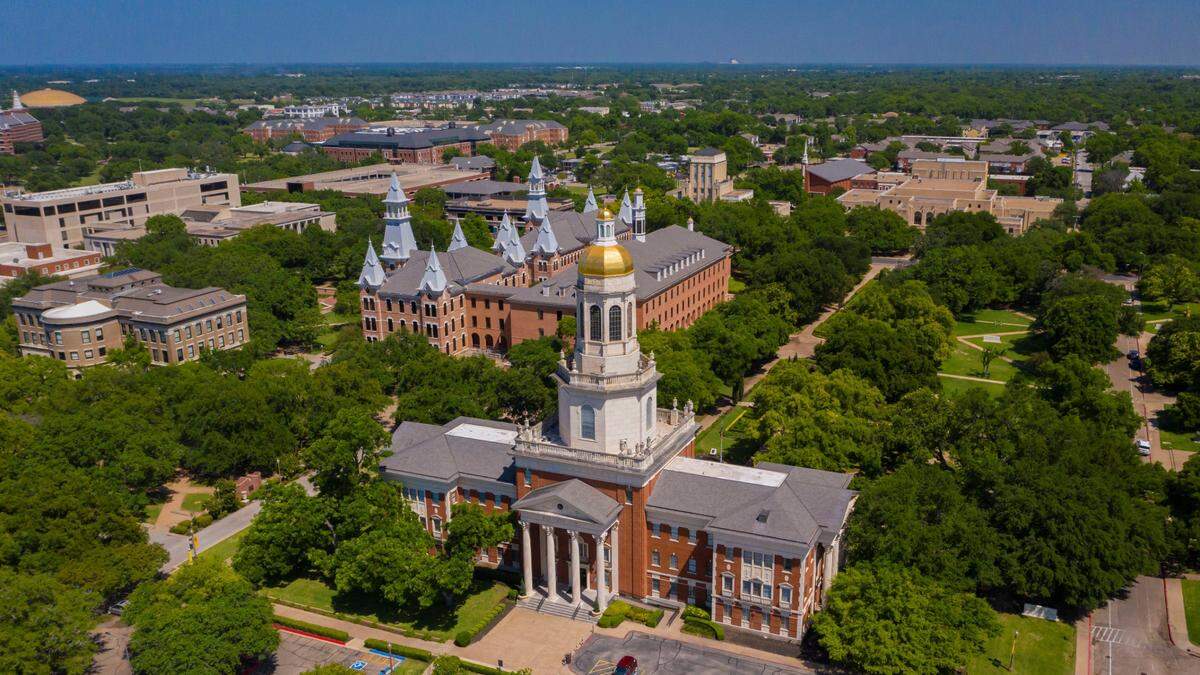 Baylor University has a Gregorian style campus with red brick and tall columns inspired by Greek and Roman architecture.