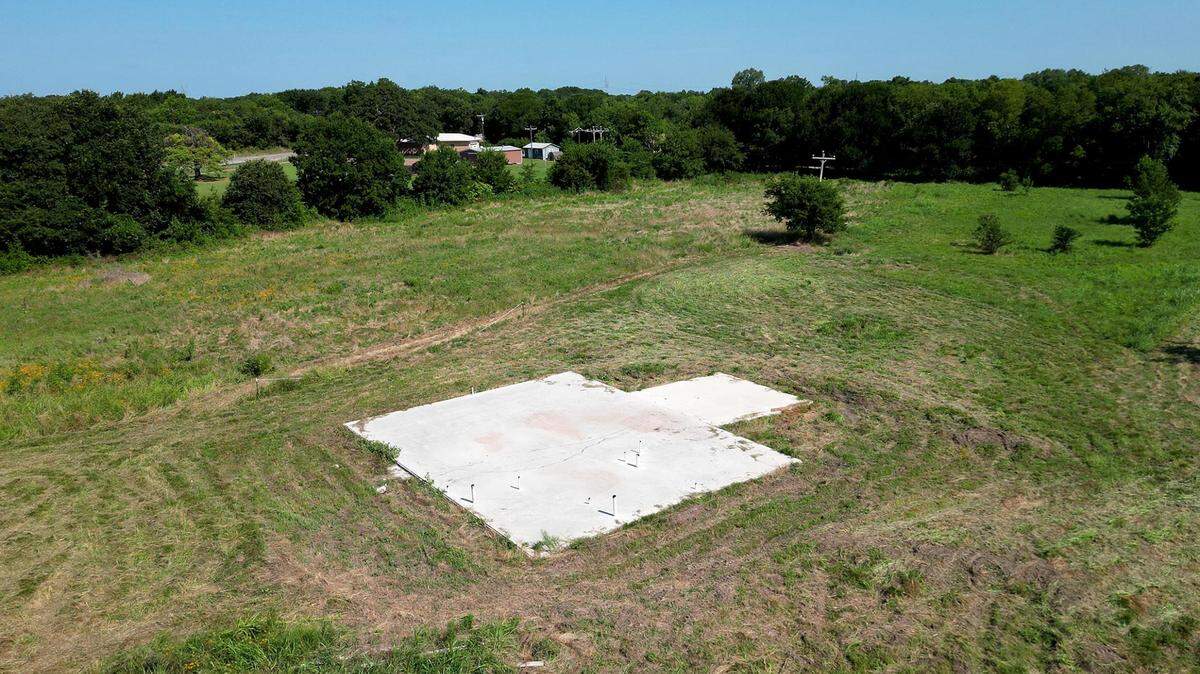 Charlet and Kamian Steele dreamed they would have a home on a secluded piece of land in Greenville. Instead, the couple is out around $40,000 after builder Zach Holt abandoned the project and disappeared.