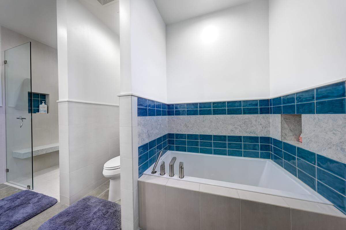 Soaking tub
