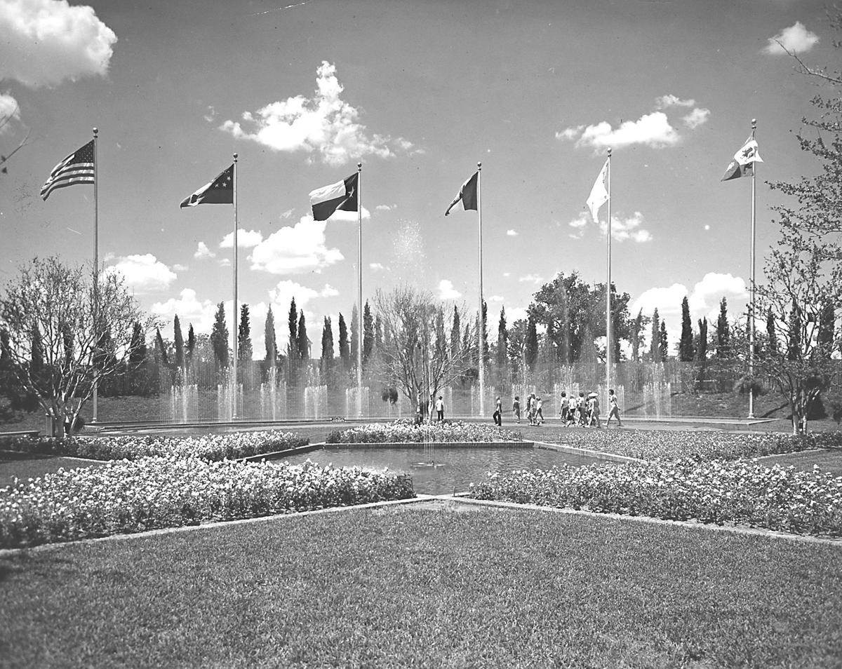1963: The Dancing Waters fountains in the entry thoroughfare to Six Flags Over Texas