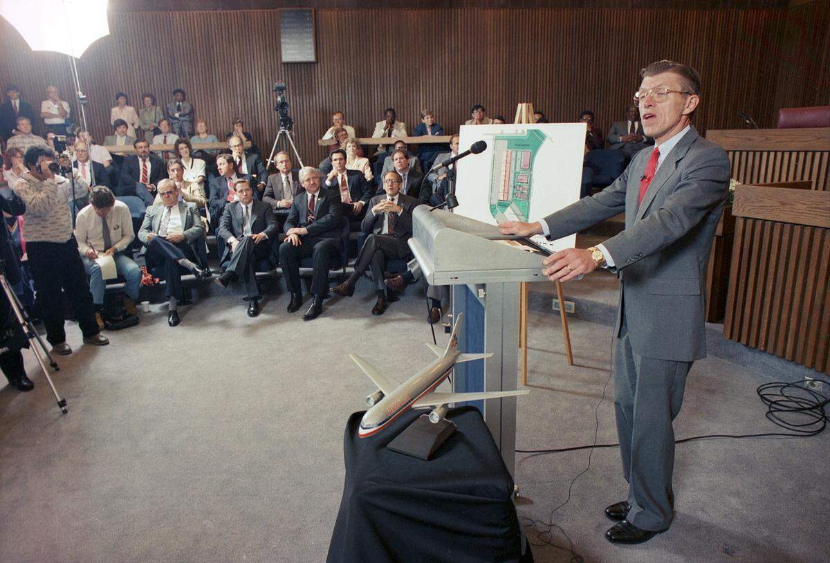 June 7, 1989: Robert Crandall, American Airlines CEO, speaks to the Fort Worth Chamber of Commerce and the mayor in a packed City Council chamber. Crandall announced the airlines’ plans to build a $250 million aircraft maintenance base at Alliance Airport that will employ 4,500 people by 1994.
