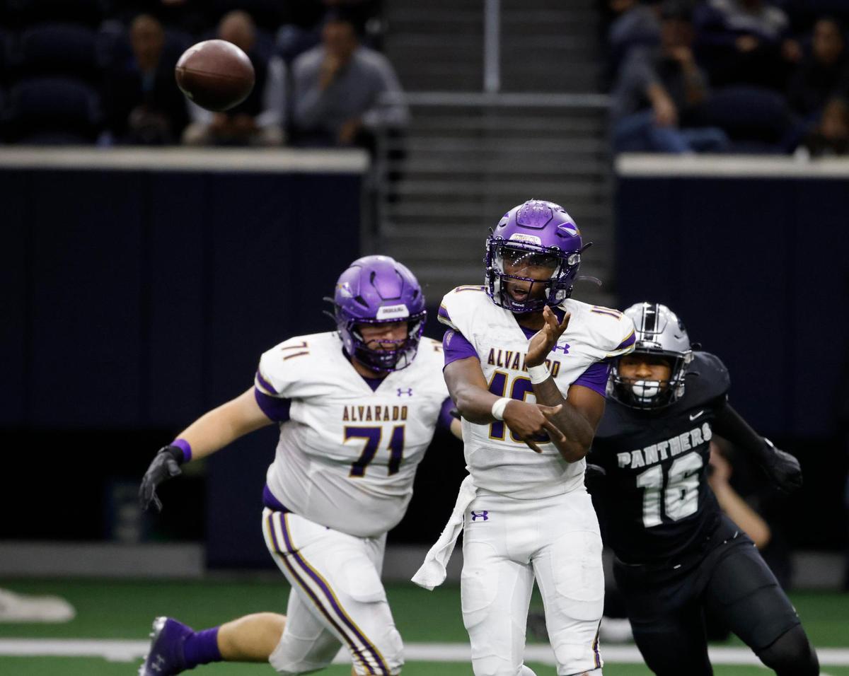 Alvarado quarterback Cardea Collier (10) tosses to the outside for a completion during a UIL 4A D1 Area round football playoff game at The Ford Center in Frisco Texas, Thursday, Nov. 21, 2024.