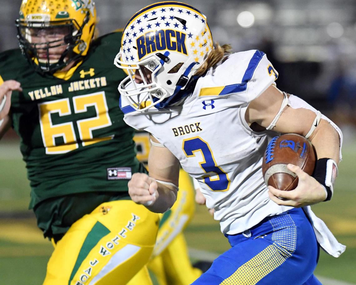 Brock’s Cash Jones, front races past Boyd’s Dakota Barrow for a touchdown to take a 6-0 lead in the first quarter of their District 4-3A football game Friday, October 23, 2020 at Yellowjacket Stadium in Boyd, Texas. Special/Bob Haynes