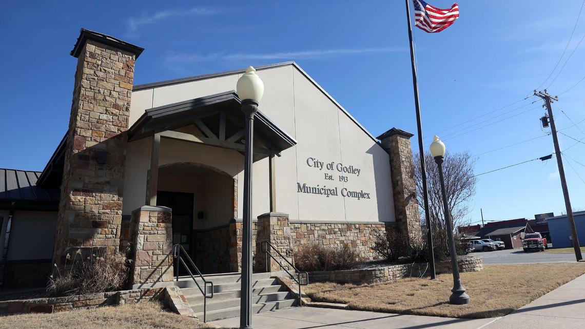 Godley City Council met for the first time since mass resignations forced the city hall’s shutdown Tuesday evening.