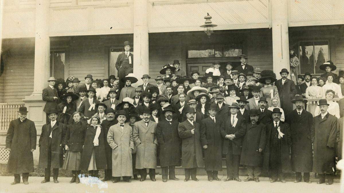 Delegates to the second annual Texas Zionist Association convention met in Fort Worth over the New Year’s holiday in 1906-1907. In the front row, far left are Moses Shanblum, founder of Ahavath Sholom, and Rabbi Charles Blumenthal. The two men in the front row wearing light-colored coats are Ben Levenson and William Goldstein, longtime officers at Ahavath Sholom.