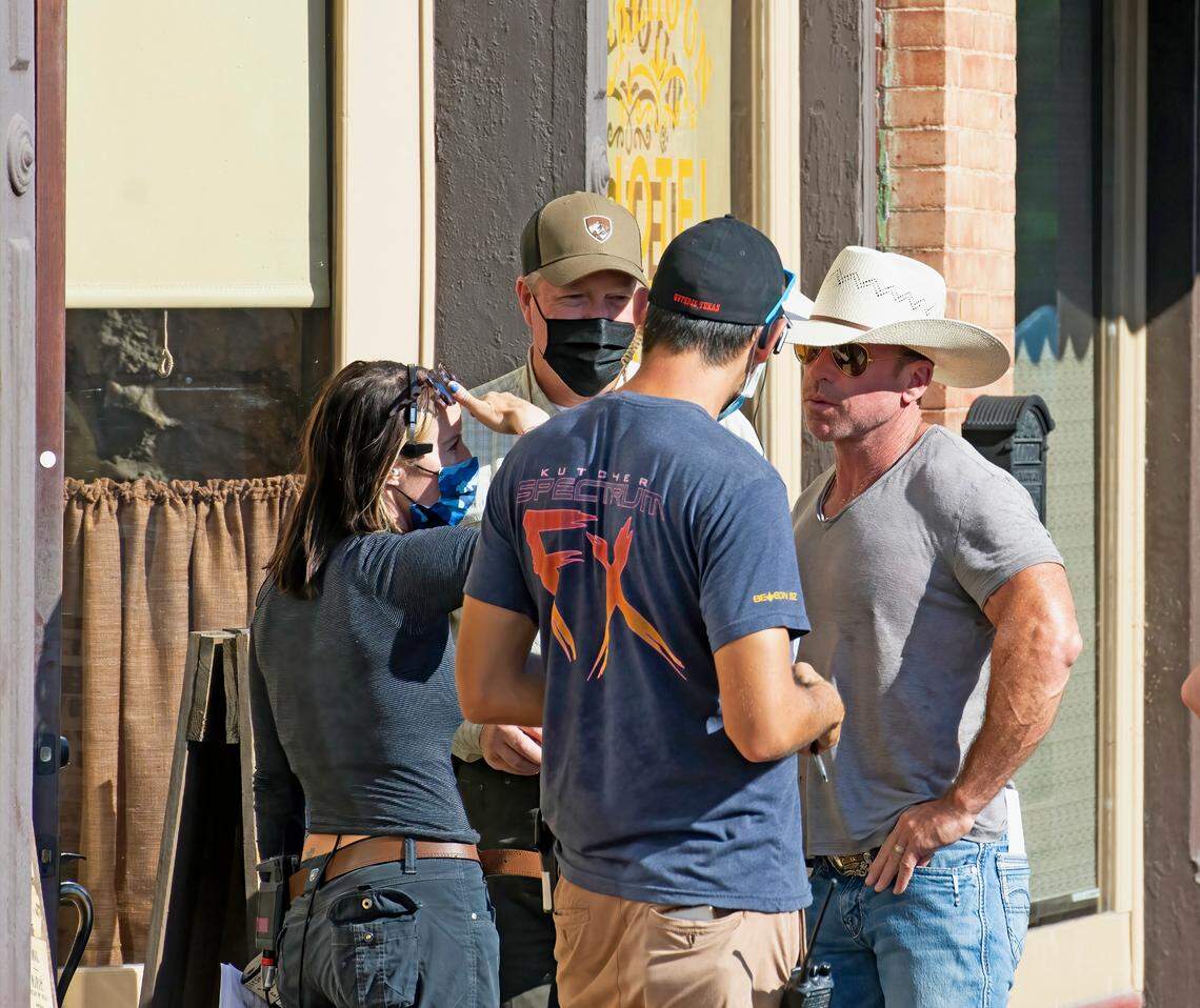 El creador del programa Taylor Sheridan, a la derecha, en una discusión con su cuadrilla durante el rodaje de "1883" en la histórica plaza de Granbury, en el verano de 2021.