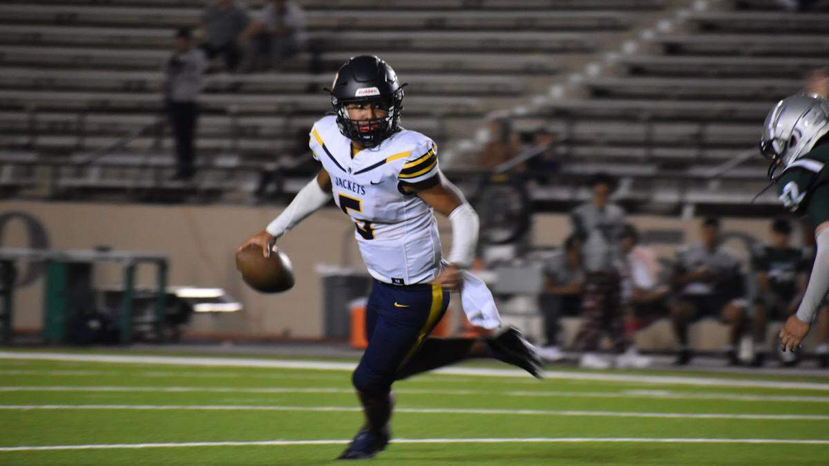 Eric Orozco (5) rolls out and looks for a receiver downfield as he connects for a late 3rd quarter touchdown during a high school football game against Trimble Tech at Farrington Field in Fort Worth, Texas, Thursday, October 6, 2022. Arlington Heights won 54-7. (Boston Martinez/ Special to the Star-Telegram)
