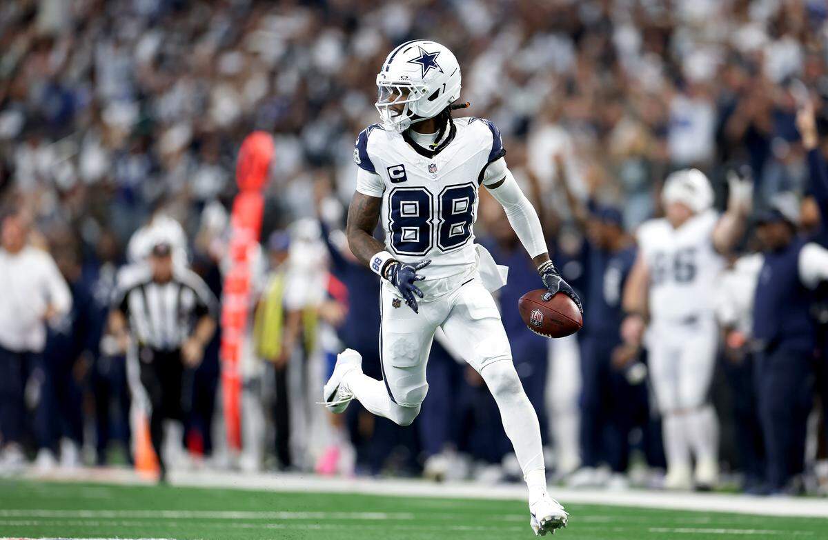 Dallas Cowboys wide receiver CeeDee Lamb runs to the end zone for a 74-yard touchdown in the first quarter Sunday.