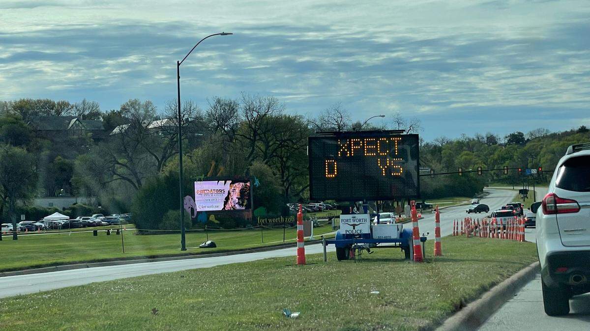 A sign reading “expect delays” sits outside the entrance of the Fort Worth Zoo on March 11, 2024.