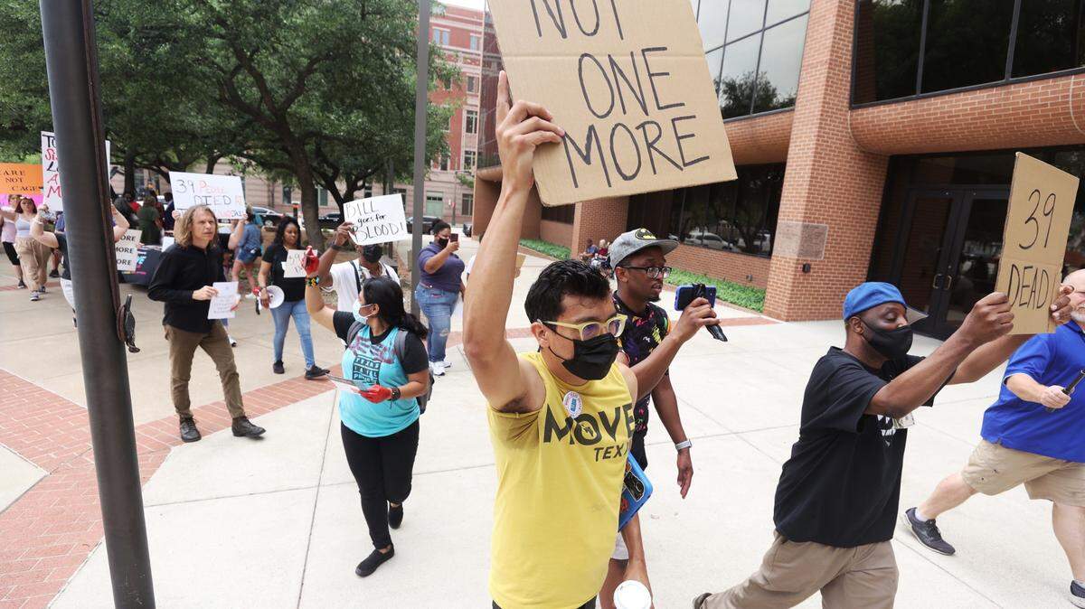 Community members rally outside of a Tarrant County Court of Commissioners meeting in May to demand changes at the Tarrant County Jail after inmate deaths in recent years, complaints of policy violations and the alleged neglect of a mentally disabled woman in April.