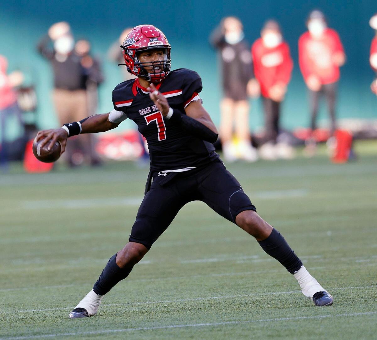 Cedar Hill quarterback Kaidon Salter (7) heaves a touchdown pass down field during the 6A division 2 quarterfinals at Globe Life Park in Arlington, Texas, Saturday, Jan. 02, 2021. The game was knotted at 14 at the half. (Special to the Star-Telegram Bob Booth)