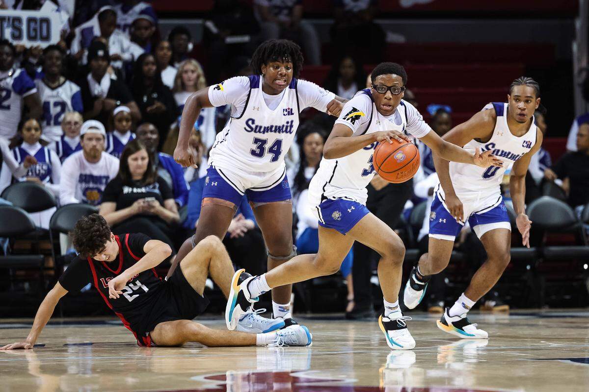 Mansfield Summit guard Javon Ross (33) dribbles the ball past a fallen Lovejoy player as his teammates trail during a Class 5A Division II state semifinal at Moody Coliseum in Dallas, March 10, 2026.