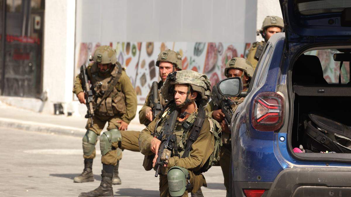 07 October 2023, Israel, Sderot: Israeli officers secure the area following the attacks of Hamas. Palestinian militants in Gaza unexpectedly fired dozens of rockets at Israeli targets early on Saturday, the Israeli army said. Photo: Ilia Yefimovich/dpa/Sipa USA