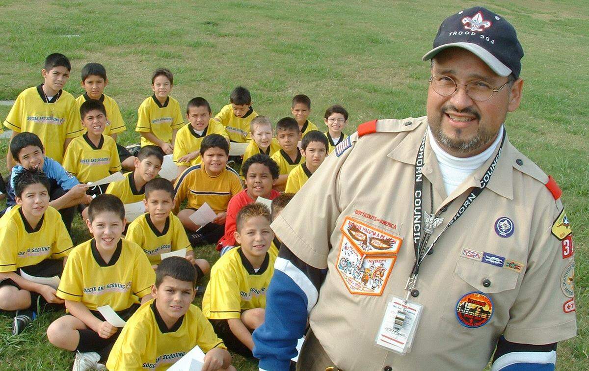 Jan. 7, 2004: Oscar Sanchez, leader of the Scout 394 group, together with the children who gather every Saturday in Arlington to practice soccer and learn about the values ​​and principles of the Boy Scouts.