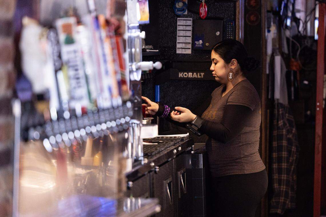 Server Serena Baldillez works at the bar during the post lunch rush at Buffalo Bros restaurant near TCU in Fort Worth on Wednesday, Dec. 3, 2025.
