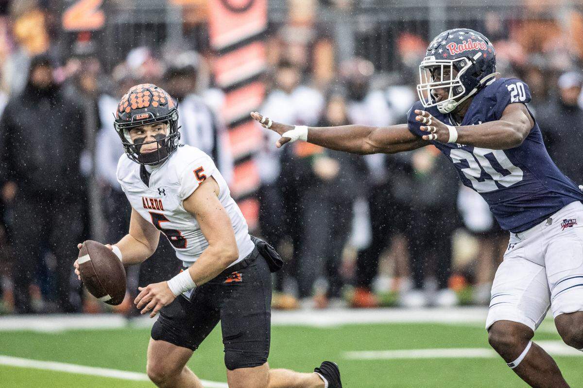 Aledo quarterback Gavin Beard (5) avoids a rush by Denton Ryan’s Kha’Ron Freeman-Wade (20) in a Class 5A Division 1 state quarterfinal on Saturday, Dec. 7, 2024 at Crowley ISD Multi-Purpose Stadium in Fort Worth, Texas.