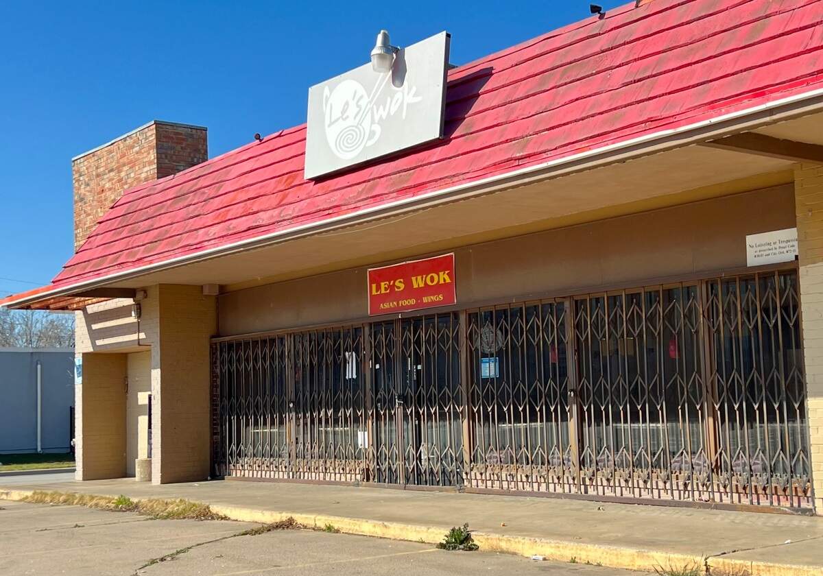 The former Le’s Wok restaurant in Fort Worth as seen Feb. 11, 2023. Plans call for a new Asian restaurant.