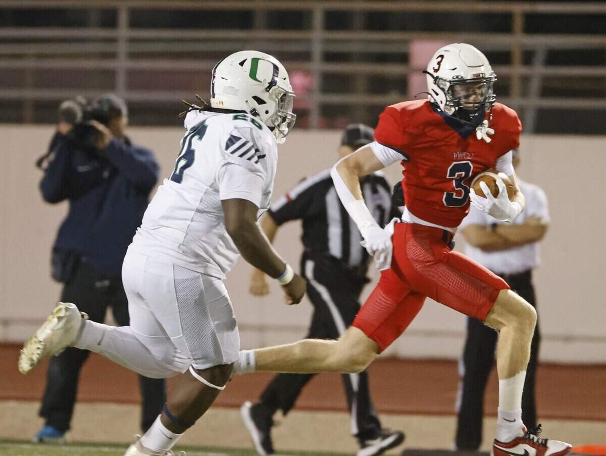 Country Day wide receiver Owen Bloemendal (3) outruns Oakridge lineman Cayden Thomas (26) down the sidelines during the first half of the SPC 2025 3A Football Championship football game between The Oakridge School and Fort Worth Country Day at Mavericks Stadium in Arlington, Texas, Saturday Nov. 08, 2025.