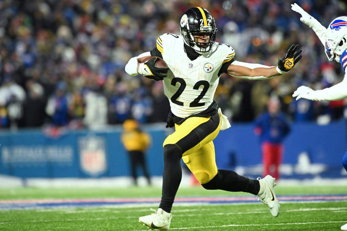 Pittsburgh Steelers running back Najee Harris (22) runs the ball in the first half against the Buffalo Bills in a 2024 AFC wild card game at Highmark Stadium on Jan 15, 2024 in New York.