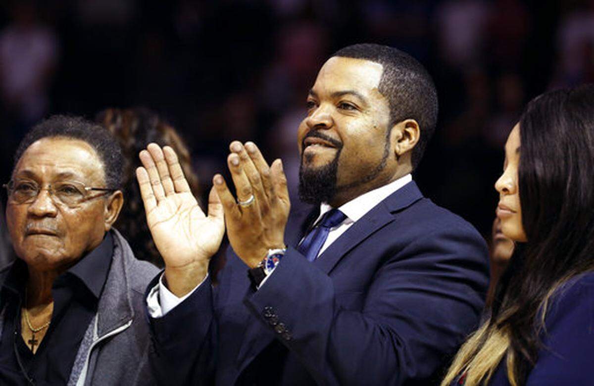 Big 3 Basketball League founder Ice Cube, center, defends the position taken by Dallas Cowboys quarterback Dak Prescott on NFL players who take a knee.