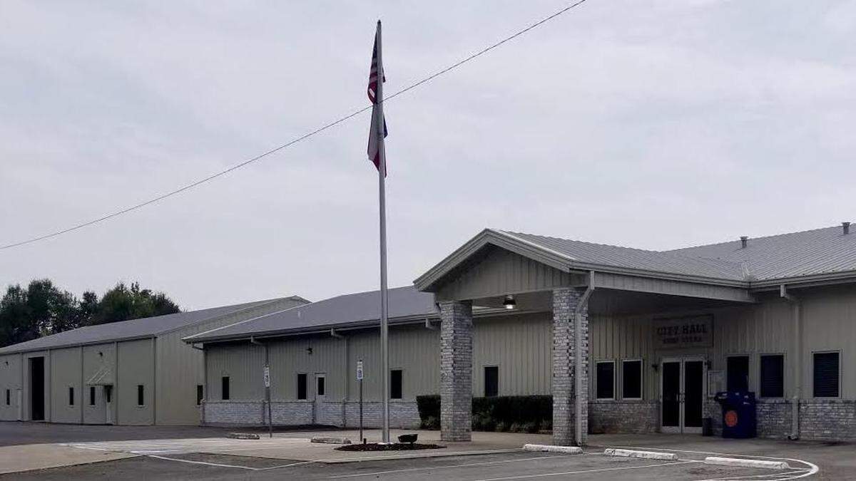 The town of Reno near the Red River has a larger City Hall.