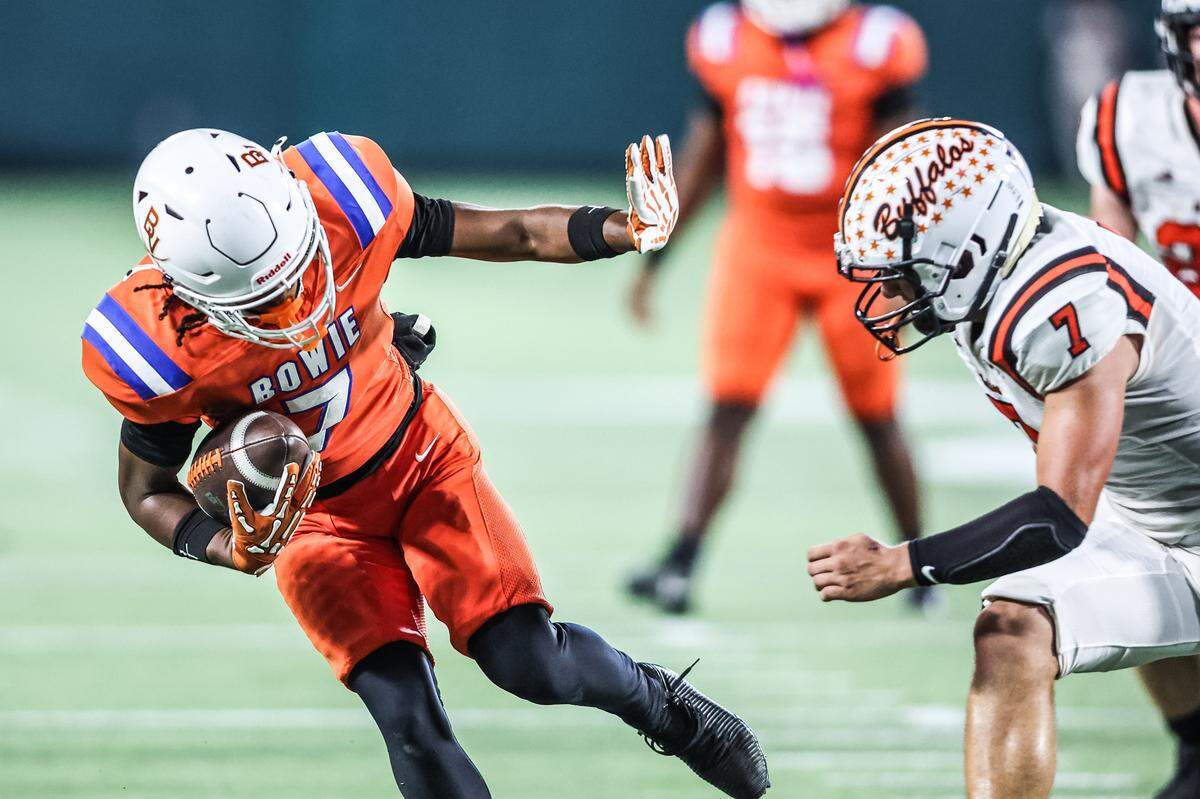 Arlington Bowie’s Maxwell Nichols (7) makes a catch in front of Haltom safety Brian Connors (7) on Thursday, Oct. 23, 2025, at Choctaw Stadium in Arlington.