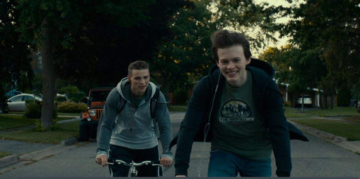 Kyle MacLachlan como Ballas y Josh Wiggins como Franky en una escena de "Giant Little Ones".