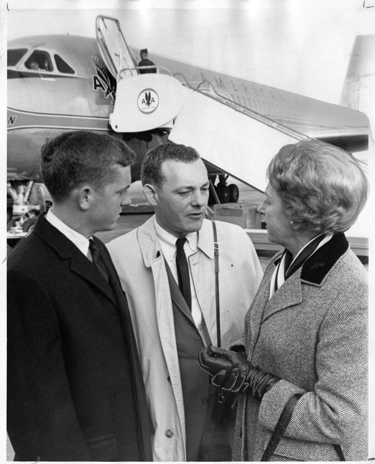 Fort Worth Star-Telegram reporter Bob Schieffer prepares to board a plane to fly to Vietnam Dec. 18, 1965; on left is his brother, Tom, and his mother, Gladys Schieffer,